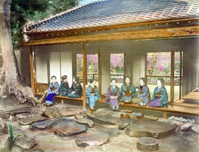 1890 年前后的日本。花园中的日本妇女。约 1890 年手绘彩色照片。 作者 未知艺术家