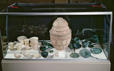 “贮藏罐”，约公元前 2500-2400 年（赤陶、雪花石膏、阿曼铜和石头） 作者 不明