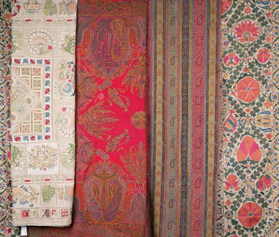 左至右：Mihrab Susani，乌兹别克斯坦，19世纪末（丝绸）；披肩，克什米尔，由Momtaz制作 作者 不明