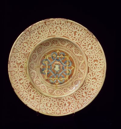 Maiolica plate decorated with an elaborate repetitive knot design framing profile heads on the border and a shield in the central plaque, Italian, made in Tuscany 作者 不明