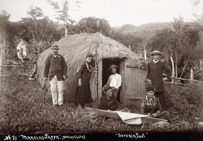 制作塔帕，一种本地布，约1875年（棕褐色照片）。 作者 不明
