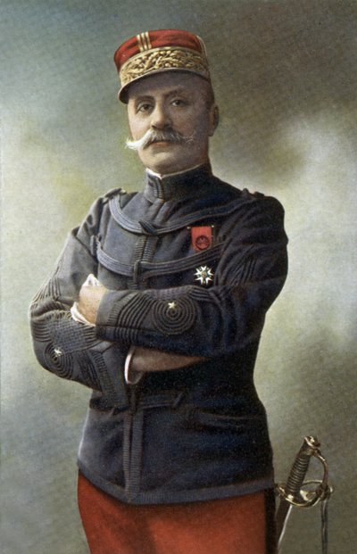 费迪南-福煦元帅（1851-1929），法军中将师长，当时在北方指挥同盟军，1918 年 3 月任法军总参谋长和同盟军总司令，1918 年获得元帅军衔，照片 b 作者 未知艺术家