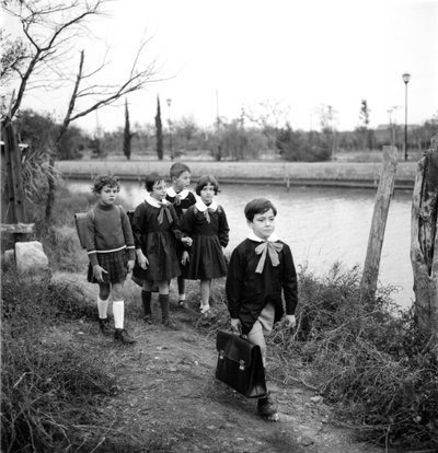 威尼斯的混合学校，学生穿着上衣。班级的出口（校车）。1950s 作者 不明
