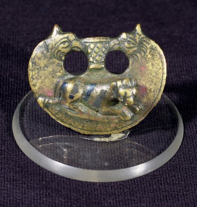 山上装饰有狮鹫的头和带有 niello 条纹的老虎，公元 1 世纪末至 2 世纪初（青铜） 作者 不明