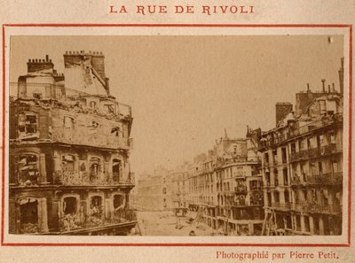 巴黎市政府（1871 年）：1871 年 5 月在巴黎里沃利街的消防建筑视图。Pierre Pepetit 的照片。 打印在纸板上，昏暗。 9x5,4 厘米 作者 不明