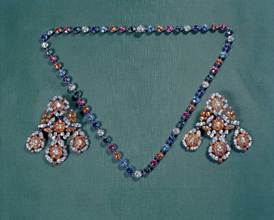 项链和耳环套装，饰有五彩膏，约 1760 年 作者 不明