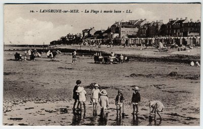 Normandy, Calvados (14), Langrune sur Mer (Langrune-sur-Mer): 一群孩子在海滩上玩耍，在mareee低的明信片19世纪末-20世纪初 作者 未知艺术家