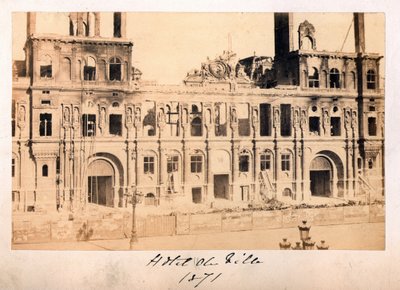 巴黎公社（1871 年）：1871 年 5 月火灾后市政厅酒店的景色。匿名摄影。 在纸板上打印 昏暗。 15x10 厘米 作者 不明