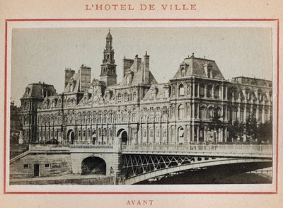Paris Commune (1871): view of the Hotel de Ville in Paris before its fire in May 1871. Photograph of Pierre Pepetit. Print on cardboard, Dim. 9x5,4 cm 作者 不明