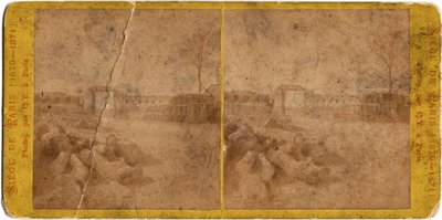巴黎围城 (1871)：20/09/1870 至 28/01/1871 期间普鲁士人围攻城市期间的城市景观。 Q.V. 的照片。 打印在纸板上 昏暗。 17x6,9 厘米 作者 不明