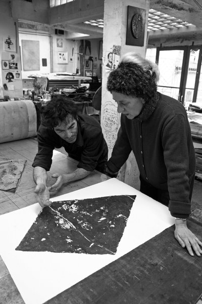 Pascal Gauvard，Pasnic 雕刻工作室的联合创始人，Annie-Paule Thorel，法国画家。 印刷品分析。 2009 年在巴黎的 Pasnic 雕刻工作室。 作者 不明