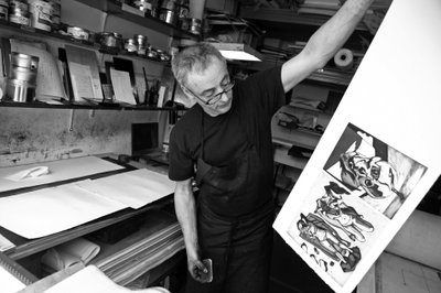 2008 年，修剪机 Olaf Idalie 在他在巴黎的雕刻工作室中的肖像。 作者 不明