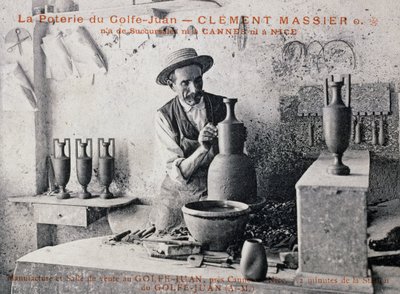 明信片上的Clement Massier（1844-1917），Poterie de Golf-Juan的陶艺大师在其工作室工作，法国，20世纪 作者 未知艺术家