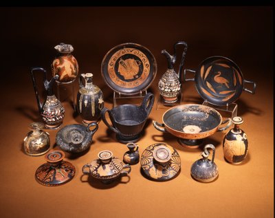 陶器组展示了Etruscan Bucchero陶器kantharos和Gnathia陶器guttus，正中，均为公元前6世纪（照片） 作者 不明