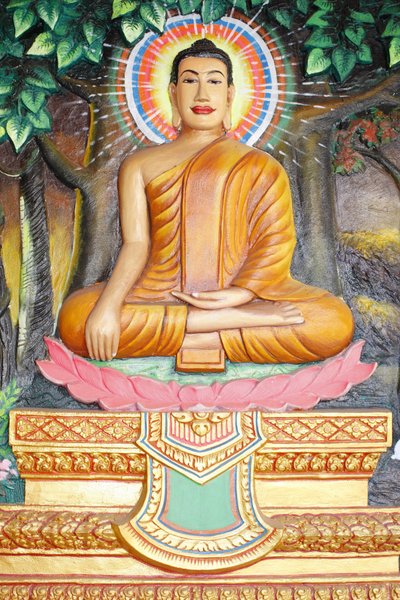 Preah Prom Rath 寺院佛陀的生活在莲花上打坐佛陀以触地姿势示人，柬埔寨暹粒。 作者 不明
