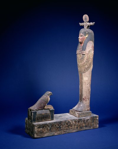 Ptah-Soker-Osiris人物，站在一个箱形基座上，面对一个装有荷鲁斯猎鹰的石棺，陪葬品，埃及，托勒密时期，约公元前200年（多色木）。 作者 不明