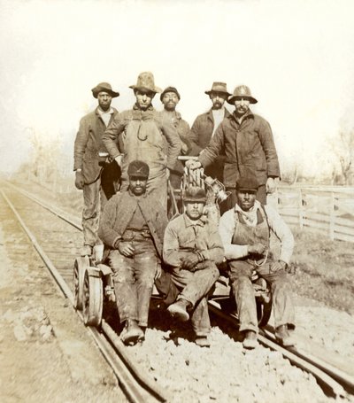田纳西州加勒廷的铁路工人，约1895年（黑白照片）。 作者 未知艺术家