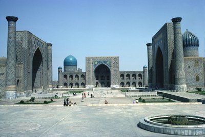 Registan，与三所回教学院（madrasahs）（照片） 作者 不明