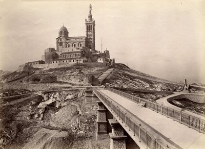 宗教建筑：加尔德圣母大教堂（Notre-Dame-de-la-Garde）的外景，也被称为 "好母亲"（1853-1864），按照建筑师亨利-埃斯佩兰迪厄（1829-1874）的计划建造。马赛，罗纳河口区（13），中心区 作者 未知艺术家