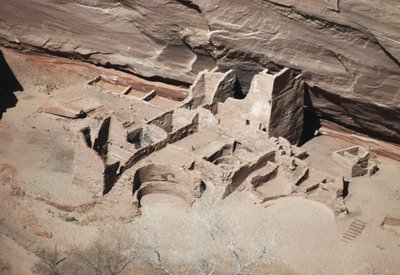 美国亚利桑那州纳瓦霍印第安人保留地Canyon de Chelly国家纪念碑的羚羊屋遗迹（照片 作者 未知艺术家