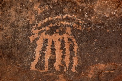 岩画，史前。埃及乌韦纳特山地的大羚羊雕刻。(从公元前8000年到公元前3000年的时期）。)摄影 作者 不明