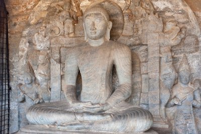 佛陀在冥想姿势的岩石浮雕； 加尔维哈拉寺； 波隆纳鲁沃； 斯里兰卡; 亚洲 作者 不明