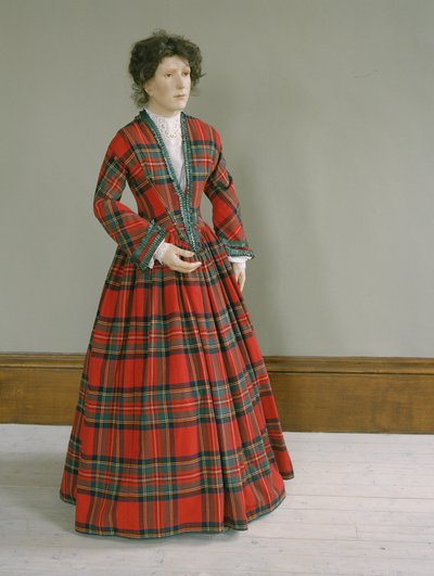 Royal Stewart 格子呢羊毛连衣裙，带皱折真丝边饰，c.1845-50 作者 不明