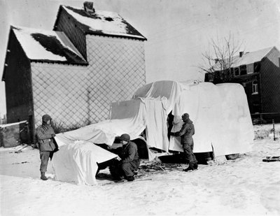 第二次世界大战（1939-1945） - 第二次世界大战（WWII or WW2）：1944 年 12 月末在 Bastogne（比利时）附近：这些美国士兵用白色床单在敌人眼中隐藏一辆卡车 作者 不明