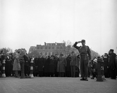 第二次世界大战（1939-1945） - 第二次世界大战（WWII or WW2）：巴黎（法国）1944年11月11日：在庆祝1918年停战期间，英国首相温斯顿·丘吉尔和戴高乐将军献上花圈 坟墓上的鲜花 作者 不明