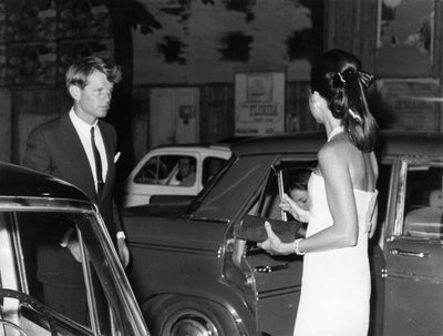 参议员罗伯特-肯尼迪和他的妻子。维内托大街。罗马。1966. 作者 不明