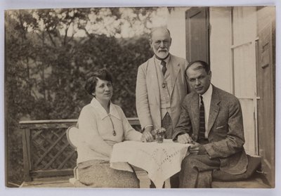 西格蒙德-弗洛伊德和霍勒斯-W.及安杰莉卡-弗林克，约1920年（黑白照片）。 作者 不明