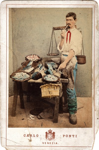 Small metiers：鱼贩的肖像，靠近他的鱼，威尼斯。 19 世纪 纸板印刷 昏暗。 11x16,5 厘米 作者 不明