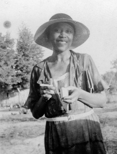 微笑的女人，约1935年（黑白照片）。 作者 未知艺术家