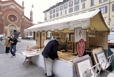 卖版画的摊位，Piazza del Carmine，米兰，伦巴第，意大利 作者 不明