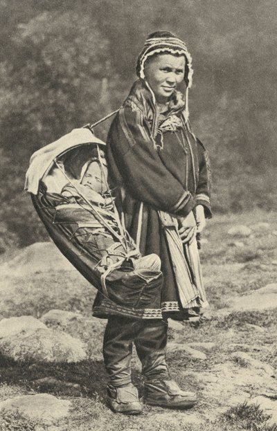 瑞典。拉普族妇女用驯鹿皮的摇篮抱着她的孩子。1920 作者 不明