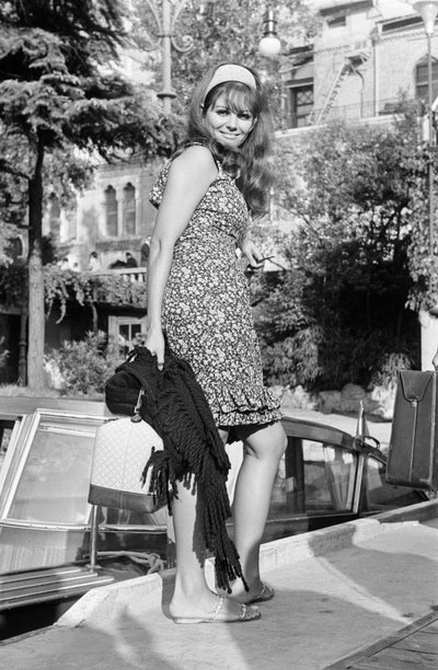 女演员克劳迪娅·卡迪纳尔在威尼斯丽都国际电影节 - 1965 年 作者 不明