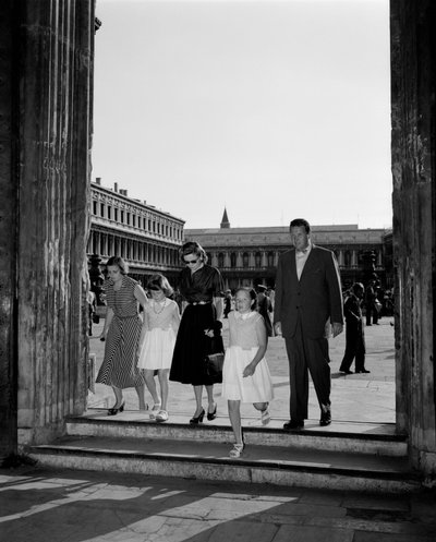 商人亨利-福特二世与他的家人在威尼斯的圣马克广场（圣马可广场） - 1951年 作者 不明
