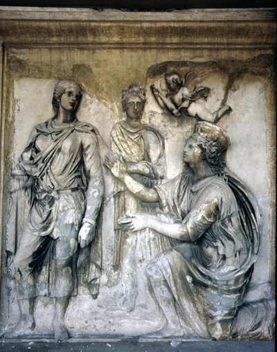 后门面，古代浮雕装饰的细节（一些来自奥古斯都的Ara Pacis），描绘了一个戴着皇冠的女神和一个年轻人（石头）。 作者 不明