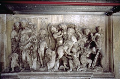 后立面，描绘战斗场景的古董浮雕装饰细节（奥古斯都的 Ara Pacis 的一些作品）（石头） 作者 不明