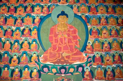 藏传佛教； 壁画； 打坐佛； 许多小佛； Chemre Gompa 修道院； 切雷； 拉达克地区； 查谟和克什米尔； 印度; 南亚; 亚洲 作者 不明