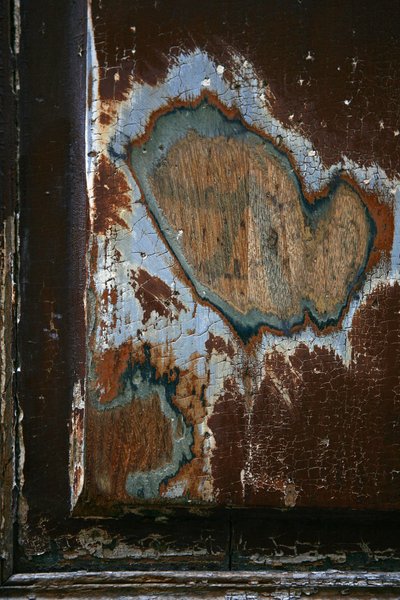 Time marks. Abstract art showing forms as a witness of passing time. Traces on wood. Photography by Michel Lunardelli. 作者 不明