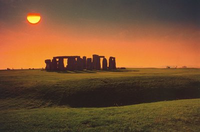 英国，英格兰，威尔特郡，巨石阵，夕阳下的青铜时代巨石纪念碑 作者 未知艺术家