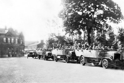 英国：市中心的一系列 Charabancs。 柴郡波因顿，约 1925 年 作者 不明