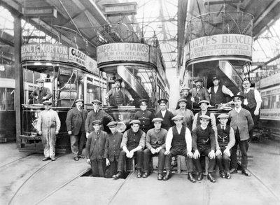 英国：奥斯瓦尔德路电车站的电车和工作人员。 柯科迪，c1910 作者 不明