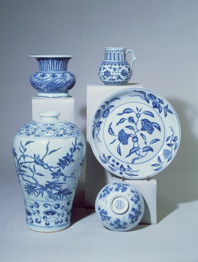 花瓶，碗，盘子和两个小花瓶，明 作者 不明