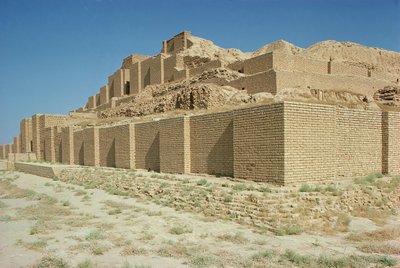从金字塔南面看，由埃兰国王Untash-Gal（约公元前1265-46年）建造的金字塔（照片）。 作者 不明