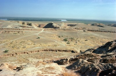 由埃兰特国王 Untash-Gal（公元前 1265-46 年）建造的金字形塔的景色（照片） 作者 不明