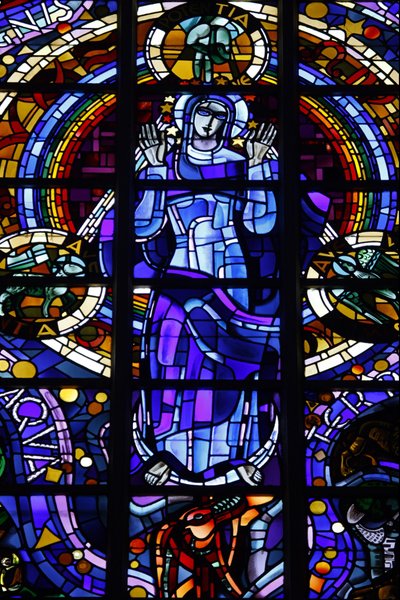 法国布卢瓦Notre-Dame-de-la-Trinite教堂的圣母玛利亚彩绘玻璃，由Louis Barillet和Jean Le Chevallier设计。 作者 不明