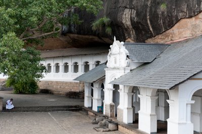 岩壁下的白色建筑； 石窟寺； 金庙; 丹布拉； 斯里兰卡; 亚洲 作者 不明