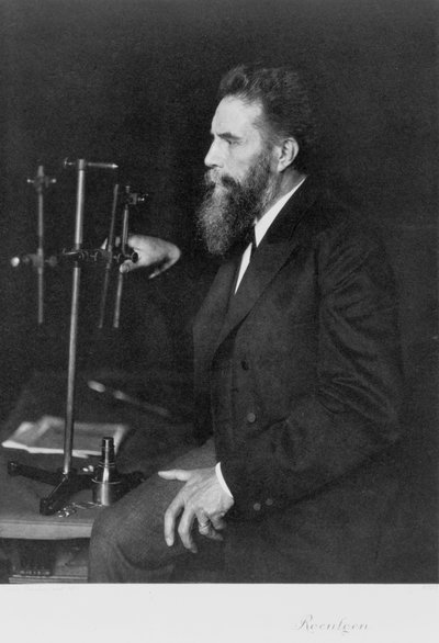 德国物理学家Wilhelm Conrad Roentgen在他的工作台上 作者 不明